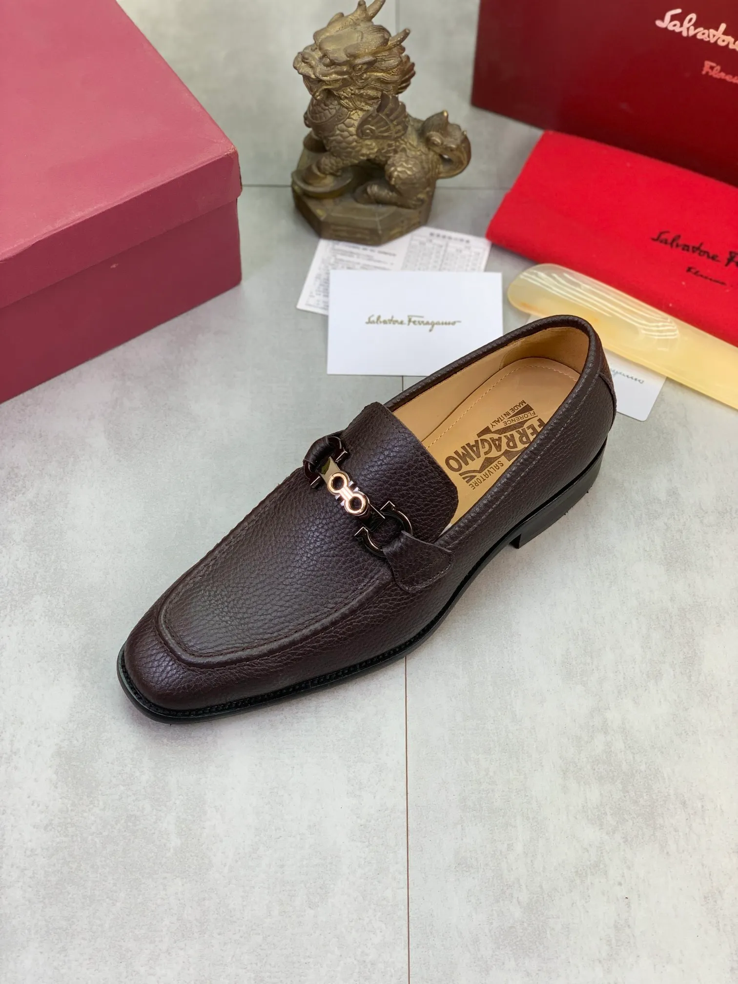 Men's Men's Shoes 💰P460💰[New Style] Water-dyed Niuli 🆘[Salvatore Ferragamo] Ferragamo's latest casual business leather shoes for men! Available at counters simultaneously! The fabric is made of specially imported original pebbled calfskin, and the lining is made of imported water-dyed cowhide. It is absolutely luxurious and leads the fashion trend. Matching code: 38-47 black and brown optional